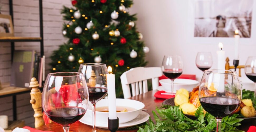 decorative-christmas-table_23-2147716320