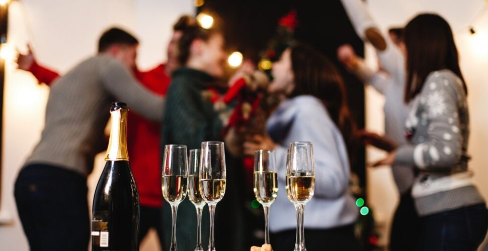 preparativi-per-natale-e-capodanno-la-compagnia-di-giovani-felici-attraenti-festeggia_8353-8517